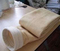 PTFE針刺氈采用PTFE（聚四氟乙烯纖維）經(jīng)三維針刺而成的一種過濾材料.PTFE纖維為大分子線性結(jié)構(gòu)，因而具有極強(qiáng)的耐溫、耐磨、耐腐、耐化學(xué)穩(wěn)定性,廣泛適用于鋼鐵、電力、垃圾焚燒等