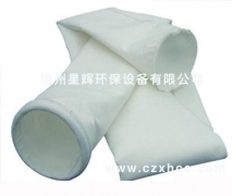 拒水防油針刺氈的生產(chǎn)流程如下： 纖維開(kāi)松--梳理--鋪網(wǎng)--預(yù)刺--主刺--成氈--燒毛--軋光--浸漬PTFE(防水劑)--烘干--定型--軋制--卷裝。 濾布經(jīng)防水防油處理的過(guò)濾袋應(yīng)用在含濕量較大的場(chǎng)