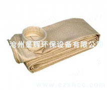 易清灰針刺氈是在普通滌綸針刺氈的基礎(chǔ)上進(jìn)行表面燒毛、壓光處理，易清灰針刺氈使之表面光滑,透氣性能好,易清灰針刺氈在使用中大大降低除塵器收塵袋清除灰塵的勞動(dòng)強(qiáng)度。

