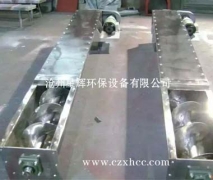 本公司自行設(shè)計(jì)的各種規(guī)格不銹鋼螺旋輸送機(jī)，其整體剛性好、運(yùn)轉(zhuǎn)平穩(wěn)、易對(duì)中、密封可靠，不銹鋼有軸螺旋機(jī)的螺旋軸一般采用兩端部滾動(dòng)軸承支承（滾動(dòng)軸承采用國(guó)內(nèi)外的優(yōu)質(zhì)產(chǎn)